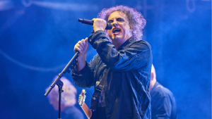 Robert Smith, líder de Tge Cure sobre el escenario