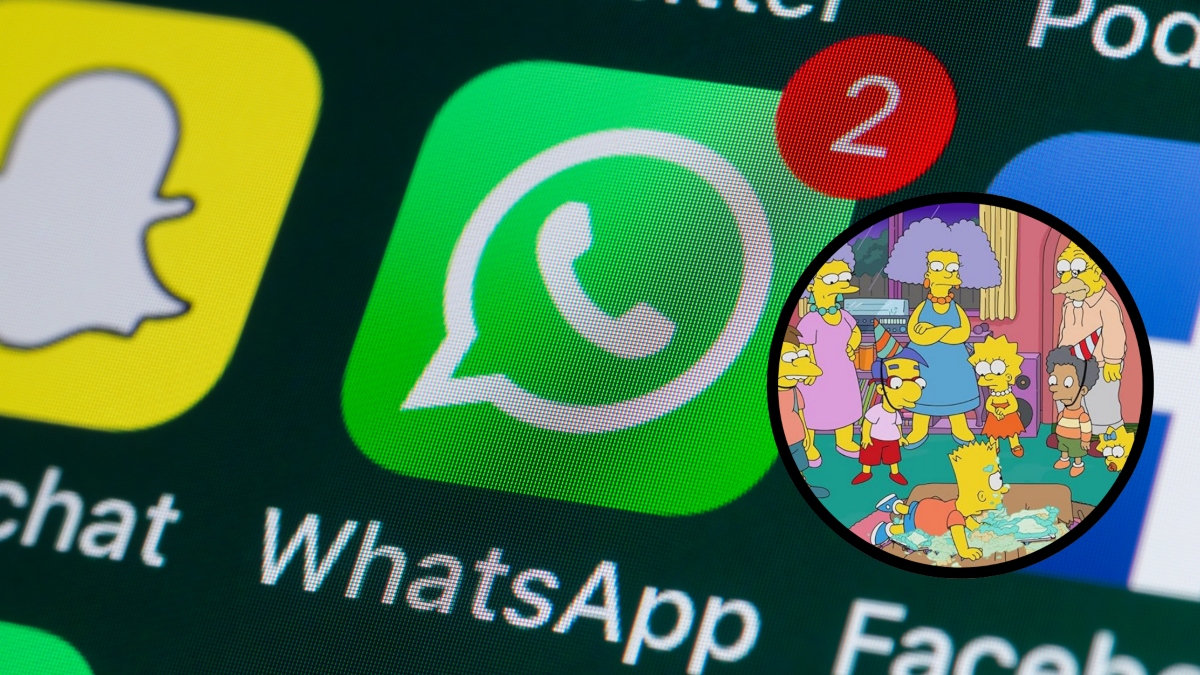 ícono de WhatsApp en pantalla de celular y al lado una imagen de referencia de 'Los Simpson' Foto vía cuenta oficial de dobale de 'Los Simpson' de X