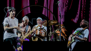 Red Hot Chili Peppers cantando en vivo