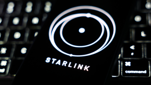 Foto de un celular y en la pantalla se ven los logos de Starlink y SpaceX