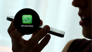 Un hombre escuchando un audio de Whatsapp