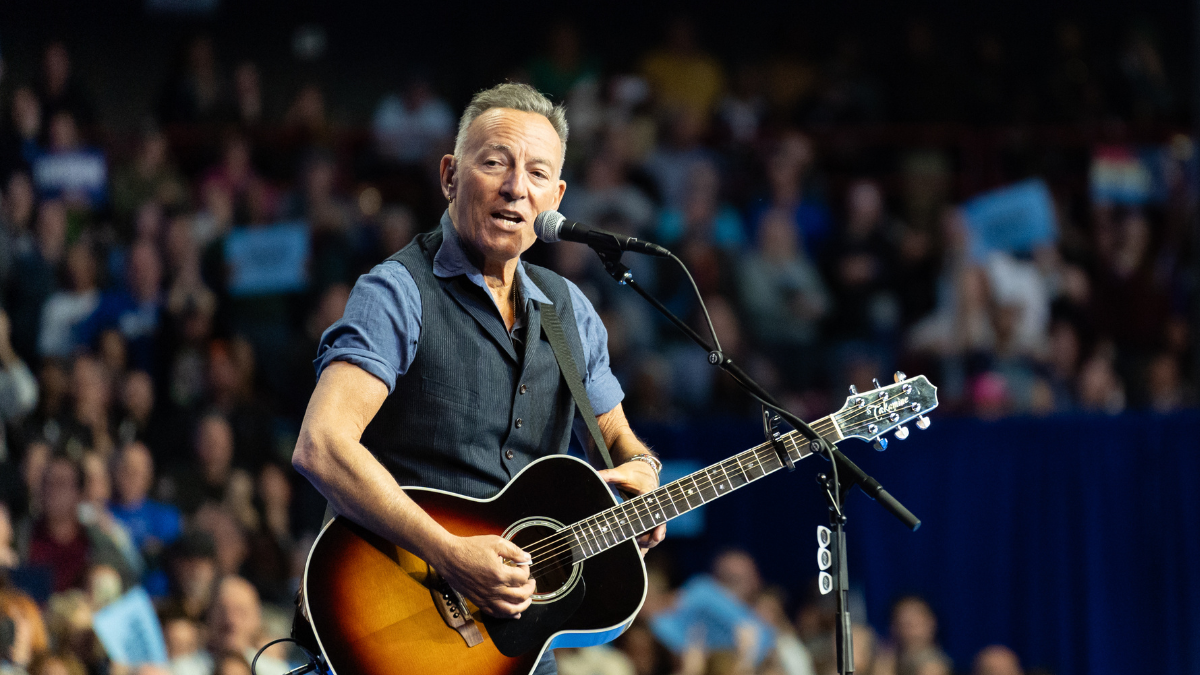 Foto de Bruce Springsteen sobre el escenario cantando