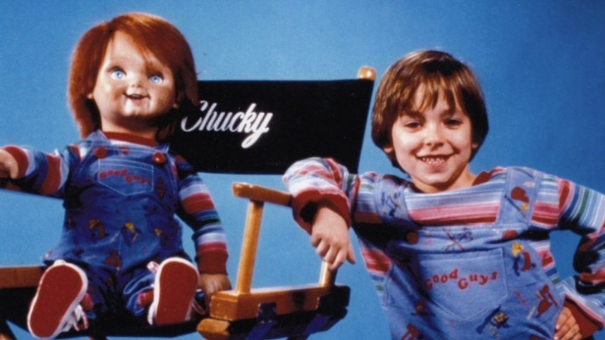 Alex Vincent y su personaje Andy en Chucky, junto al muñeco Chucky