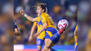 Foto de Lizbeth Ovalle y su gol de escorpión con Tigres