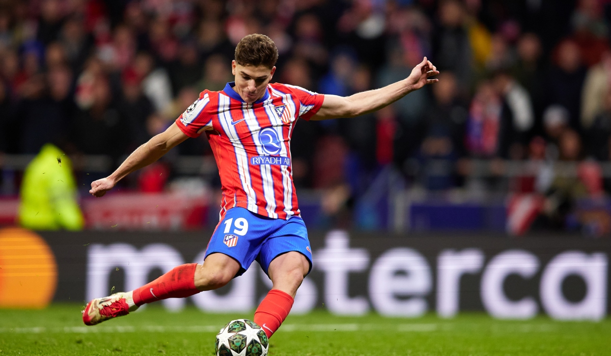 Hinchas del Atlético de Madrid acusan a la UEFA de haber manipulado los videos del penal de Julián Álvarez