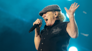 Brian Johnson de AC/DC cantando Hold The Line de Toto