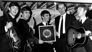 Foto de los Beatles y su productor George Martin