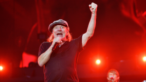Brian Johnson sobre el escenario