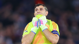 La 'pifia' del Dibu Martínez que le costó la eliminación al Aston Villa en Champions League