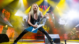 Richie Faulkner de Judas Priest tocando la guitarra sobre un escenario