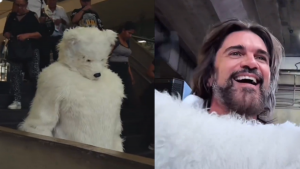 VIDEO: Juanes sorprendió a sus fanáticos cantando en el Metro de Medellín disfrazado de oso