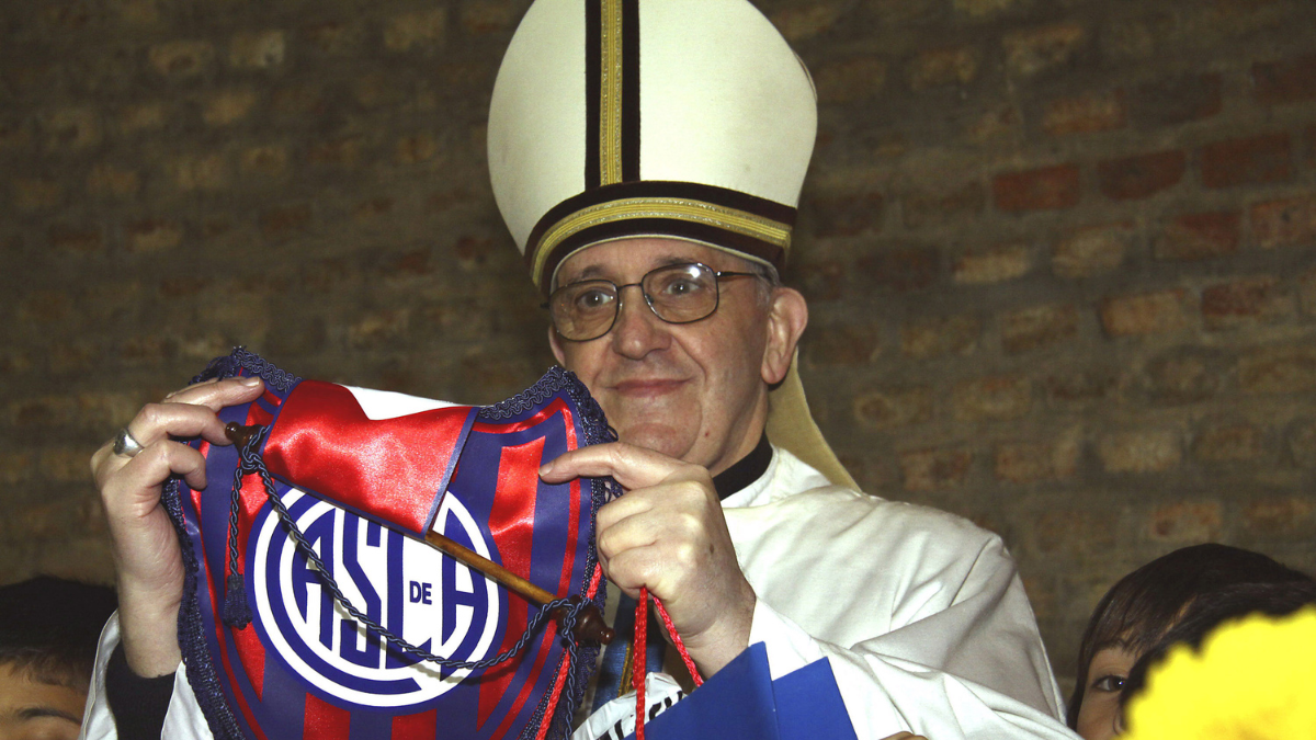 Papa Francisco con la bandera de San Lorenzo