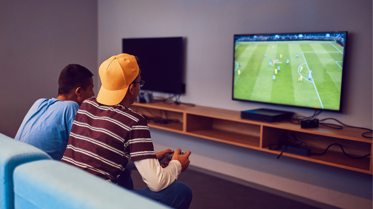 Dos personas jugando el videojuego FIFA23