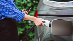 Esto vale cargar un carro eléctrico en Colombia: ¿es más barato que echarle gasolina?