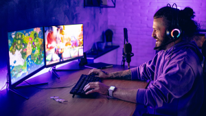 Persona jugando en su computador (Foto vía Getty Images)