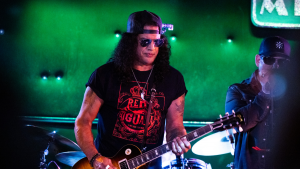 El mejor guitarrista del rock, según Slash: "no hay nadie tan cool como él"