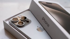 La curiosa función que tiene el orificio al lado de la cámara del iPhone: no es solo de adorno 