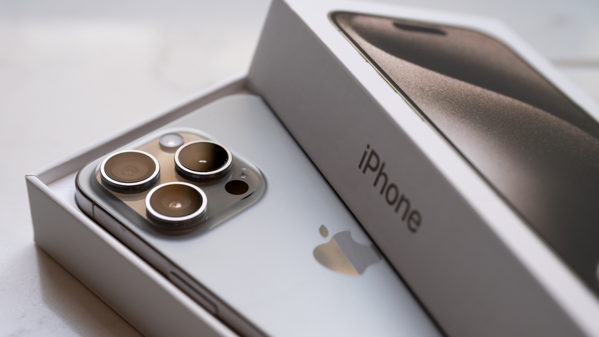 La curiosa función que tiene el orificio al lado de la cámara del iPhone: no es solo de adorno