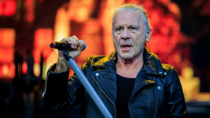 Bruce Dickinson revive su legado solista con reedición de uno de sus mejores álbumes