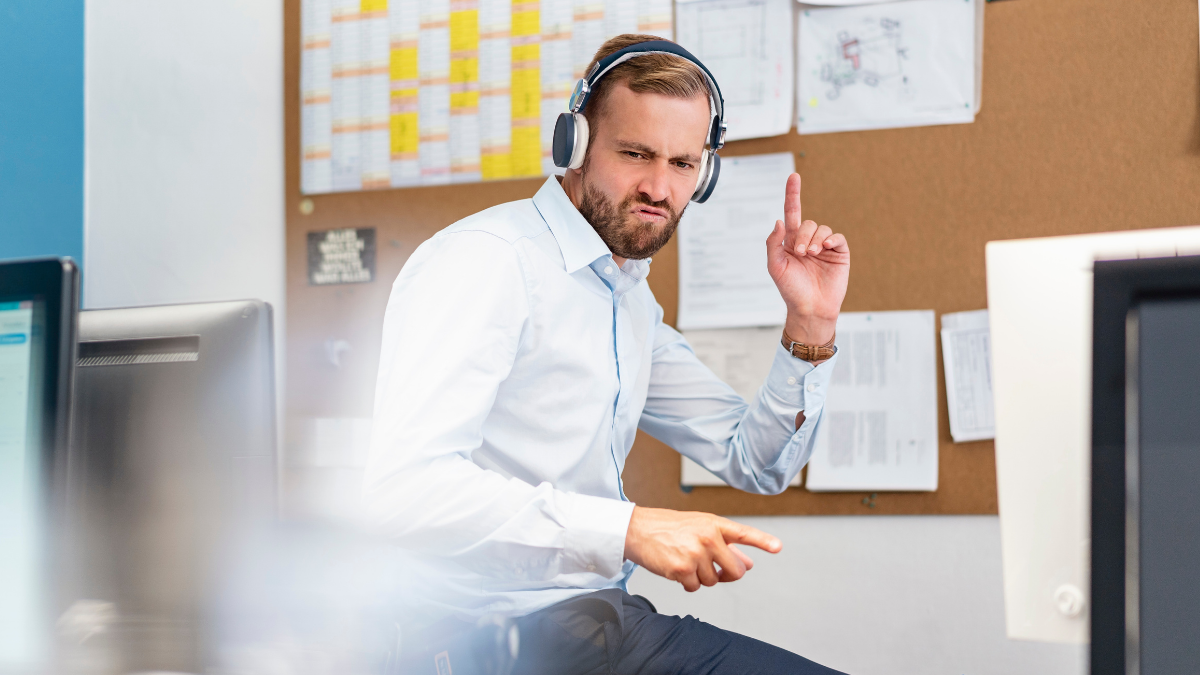 Las 5 canciones de rock ideales para escuchar en el trabajo y mejorar la productividad