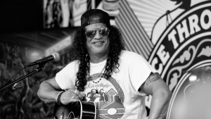 La banda a la que Guns N' Roses le falló: Slash aseguró que no podía verlos a la cara