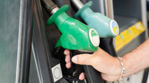 290725 - gasolina extra vs. corriente - getty