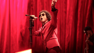 Bunbury estalla en pleno show y reclama uso de celulares: "El concierto se vuelve peor"