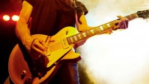 No es Kurt Cobain: el músico reconocido como 'el padrino del grunge' que tiene 79 años