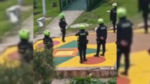Saltando la ley: policías usan juego infantil y desatan carcajadas en redes