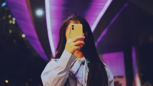 La luz en su celular que puede indicar que lo están espiando desde su cámara: así puede evitarlo