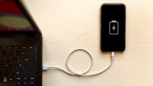 La forma de cargar su teléfono que puede dañarlo rápidamente: miles de personas la utilizan