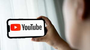 El truco con el que puede escuchar música en YouTube con la pantalla de su celular apagada