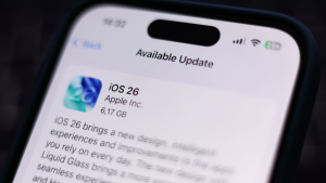 Foto de un iPhone con iOS 26