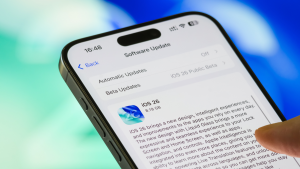 Foto de un iPhone con iOS26