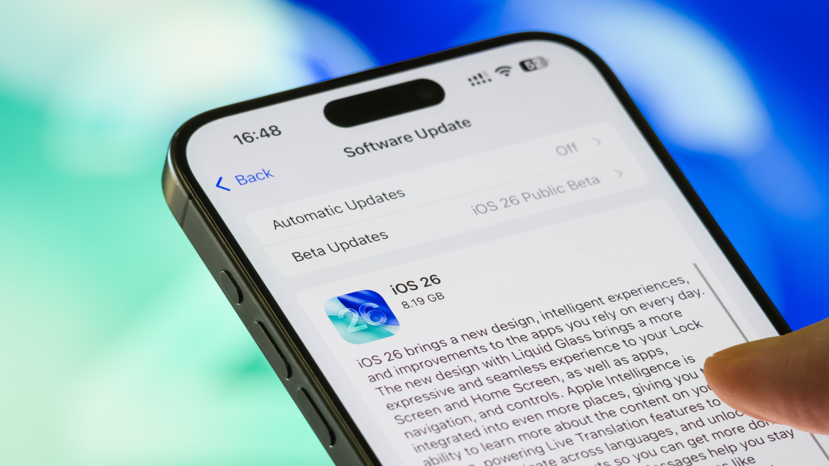 Foto de un iPhone con iOS26