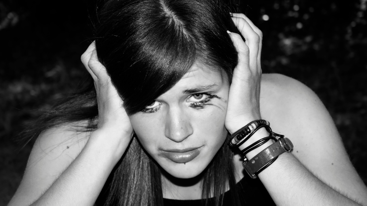 Persona llorando escuchando rock | Créditos: Getty Images