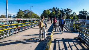 260925 - puente peatonal - getty