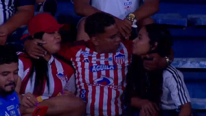 "Dos goles desde la grada": hincha de Junior se fue viral en pleno partido al ser descubierto con dos mujeres