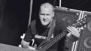 Foto de Sam Rivers, bajista de Limp Bizkit