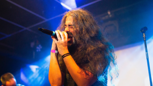 14112025 Persona cantando rock