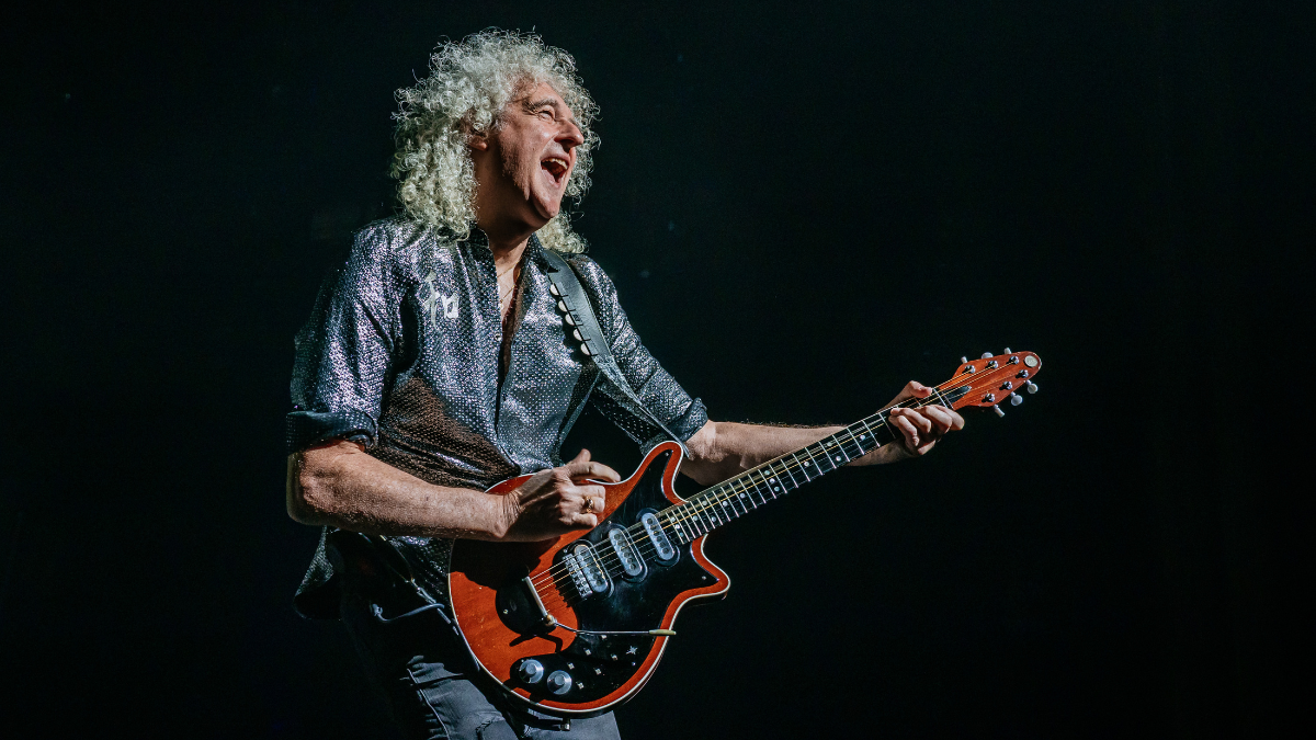 Foto de Brian May tocando la guitarra