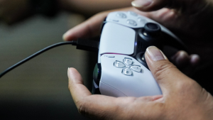 ¿Cuánto baja la PlayStation 5 en Black Friday? Descuentos y fechas para comprar la consola y juegos