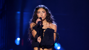 Foto de Toni Cornell rindiendo homenaje a su padre en el Hall of Fame