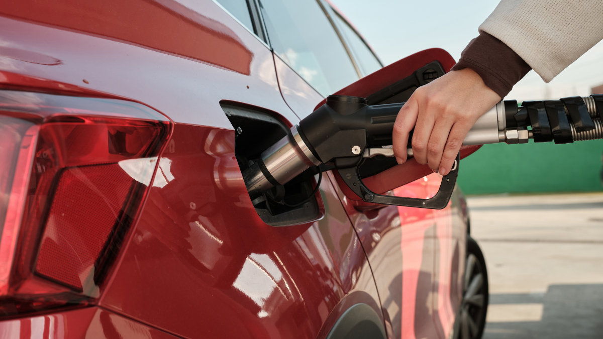 Foto de una persona tanqueando un carro