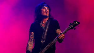 Una historia de vida o muerte: el origen y significado de 'Kickstar My Heart' de Motley Crue