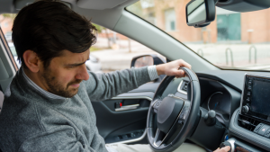 Objetos que no debería dejar en su carro porque pueden explotar, según expertos: ¿son comunes?