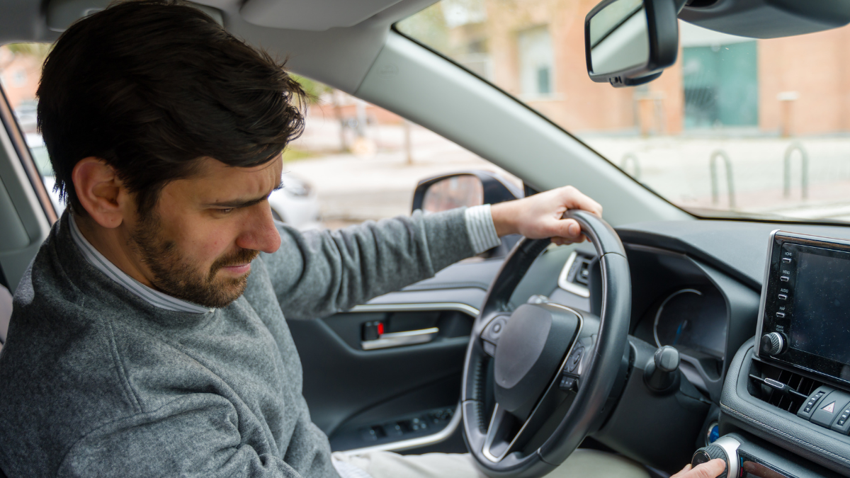 Objetos que no debería dejar en su carro porque pueden explotar, según expertos: ¿son comunes?