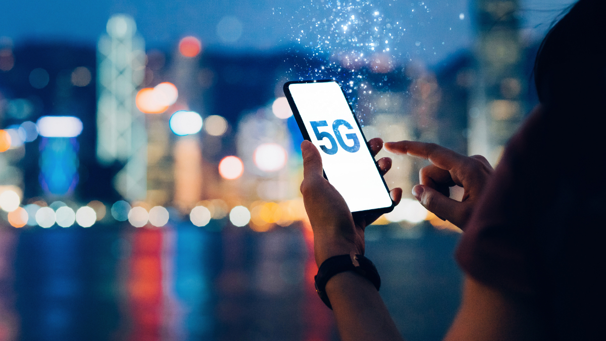 Foto de un celular con red 5G. Noticias Radioacktiva