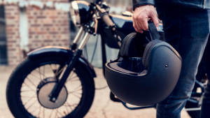 Esto vale tramitar la licencia de conducir para motos en 2026: Valor con examen médico