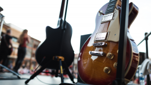 La mejor canción de rock para escuchar con audífonos: le puede poner la piel de gallina